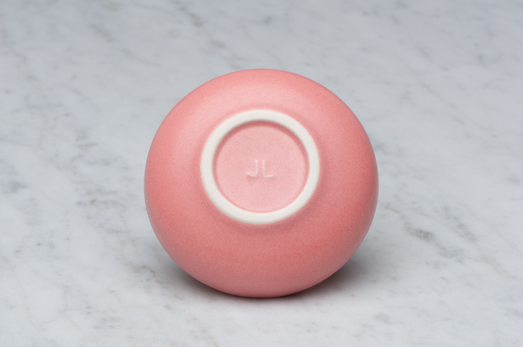 Slät mörkrosa matt keramikask underifrån