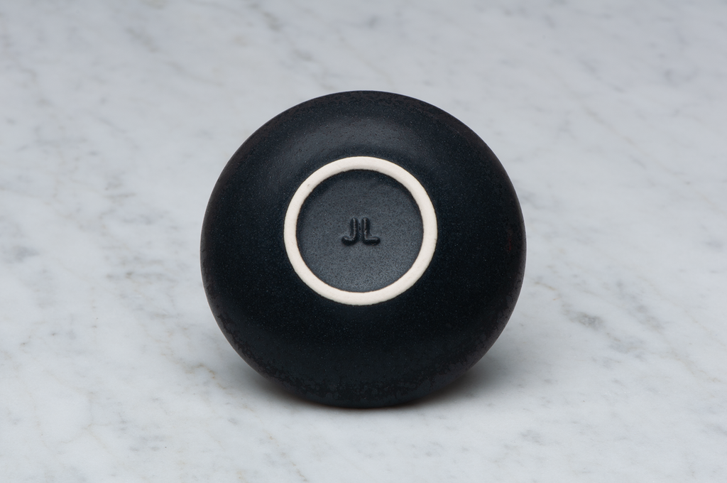 Toppig svart matt keramikask underifrån