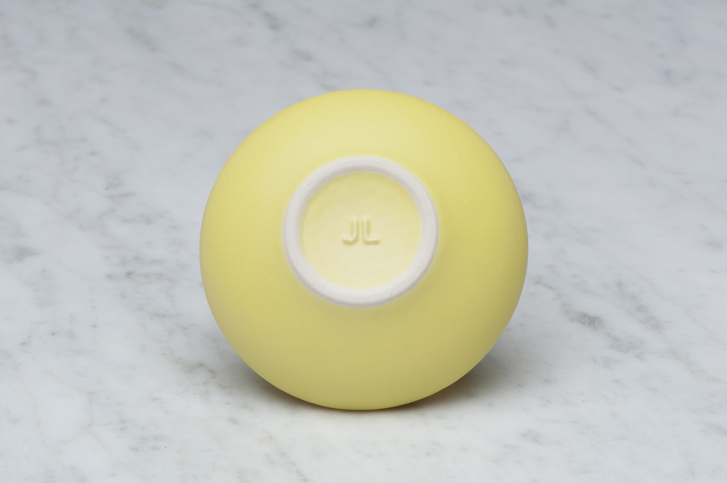 Toppig gul matt keramikask underifrån