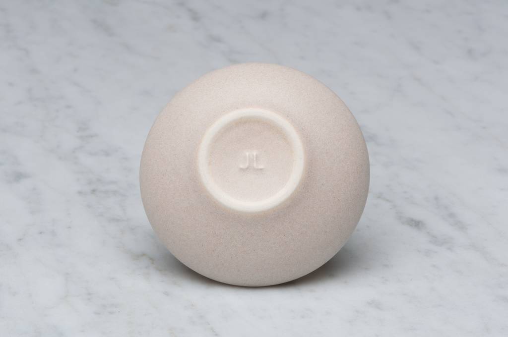 Toppig rutil beige matt keramikask underifrån