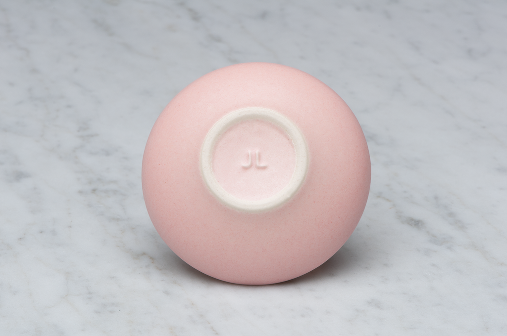 Toppig rosa matt keramikask underifrån