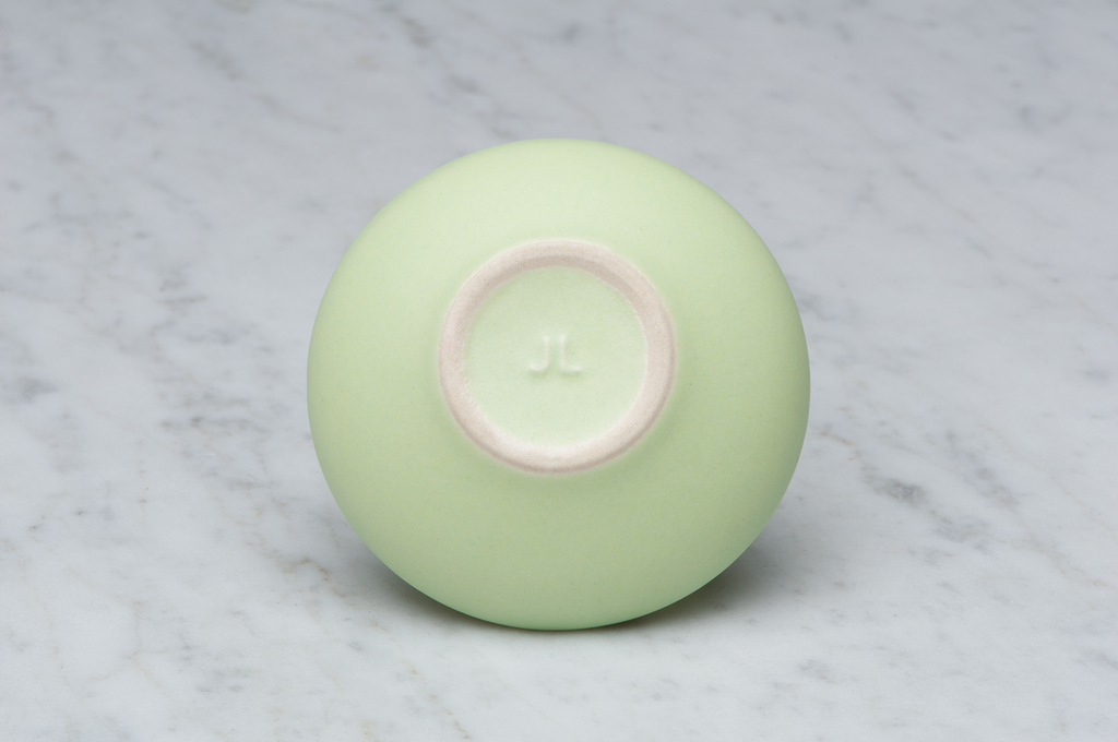 Toppig ljusgrön matt keramikask underifrån