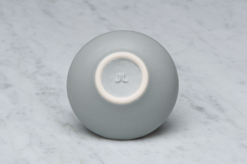 Toppig grå matt keramikask underifrån