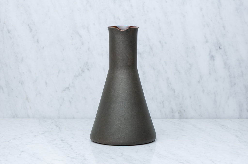 Konisk mörkgrön keramikkaraff framifrån
