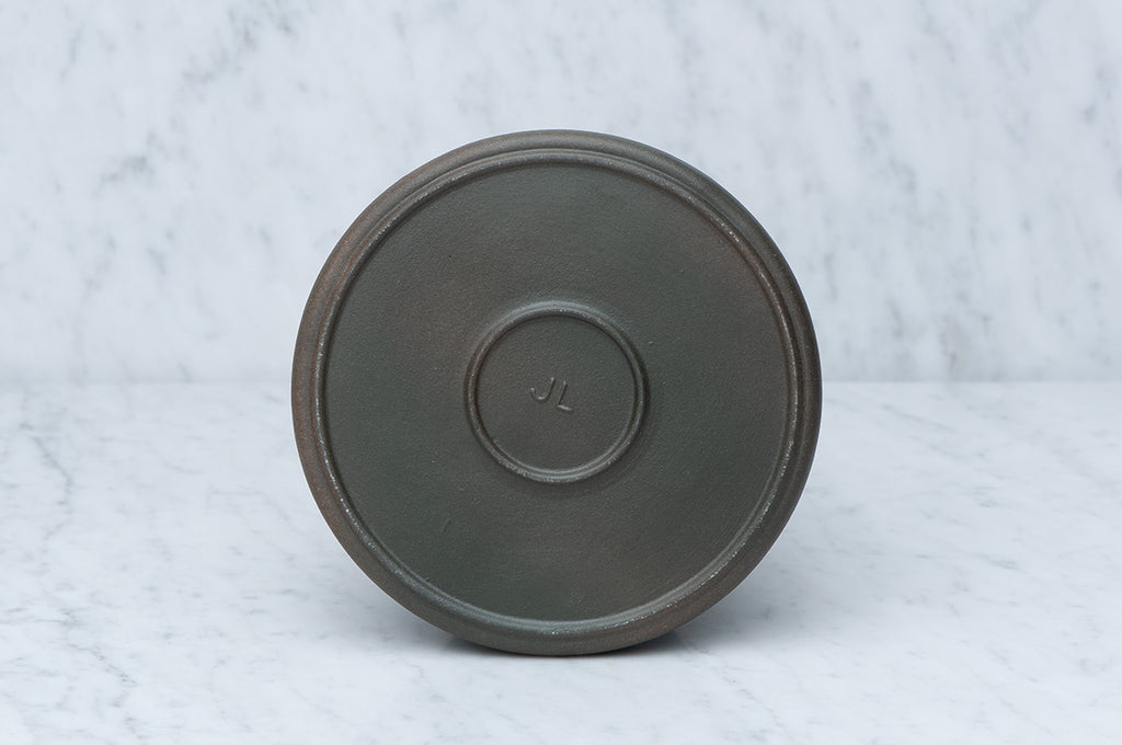 Konisk mörkgrön keramikkaraff undersida