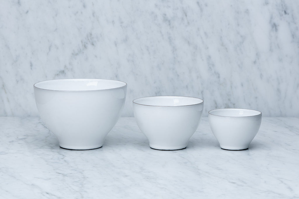 En serie av vita keramikskålar, 13, 10 och 7 cm diameter